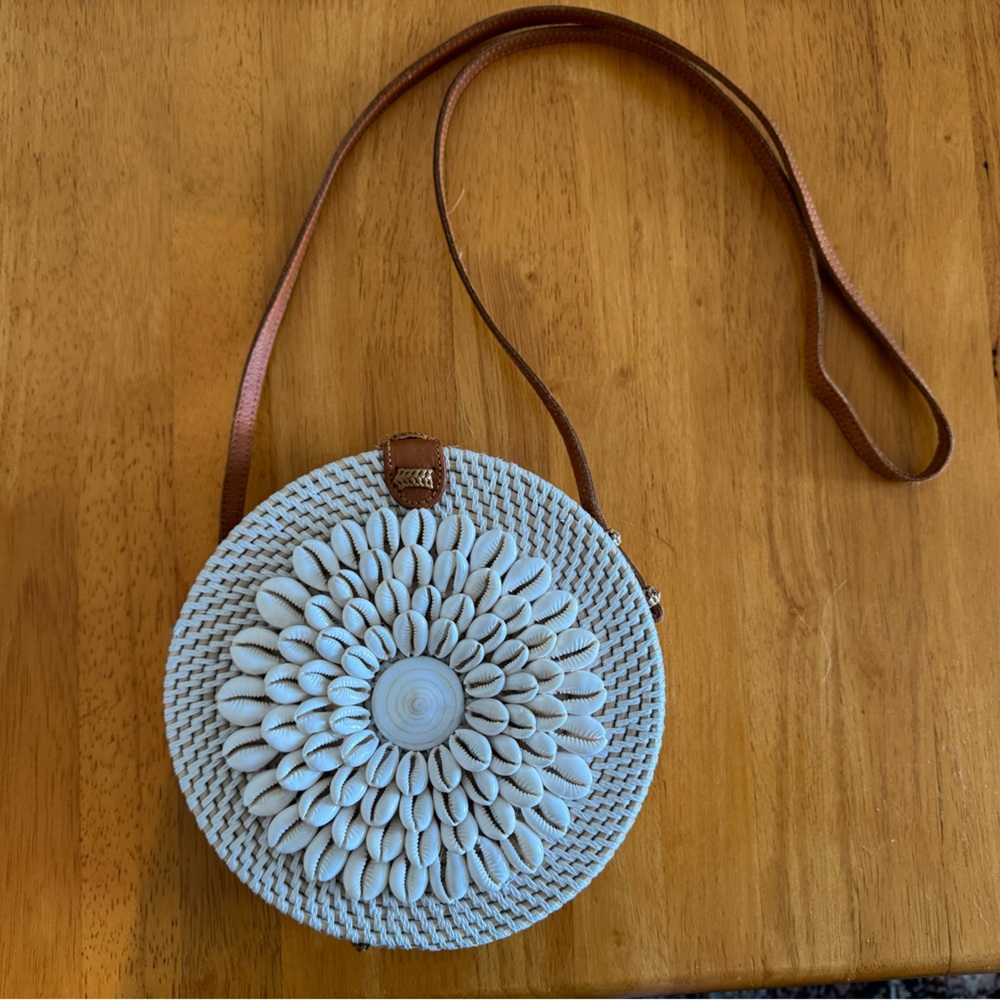 Carve Design Seashell Woven Crossbody